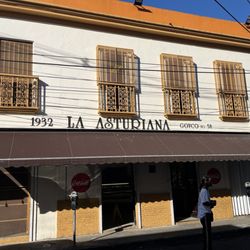 Panaderia La Asturiana - Rótulo exterior del edificio y entrada