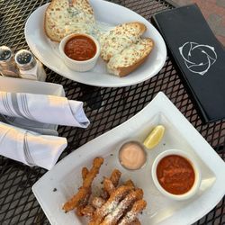 Trezo Mare Restaurant & Lounge - Calamari and Garlic Cheese Bread