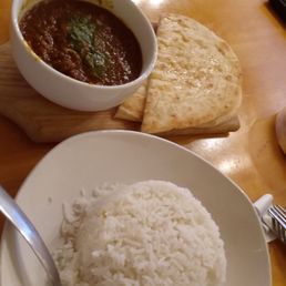 Curry sauce, rice and naan bread Curry sauce, rice and naan bread