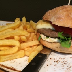 Restaurant  Wilkens - Cheeseburger mit pommes. Ketchup kostet €0,50 extra. Das ist nicht in Ordnung. Das Fleisch war gummiartig.