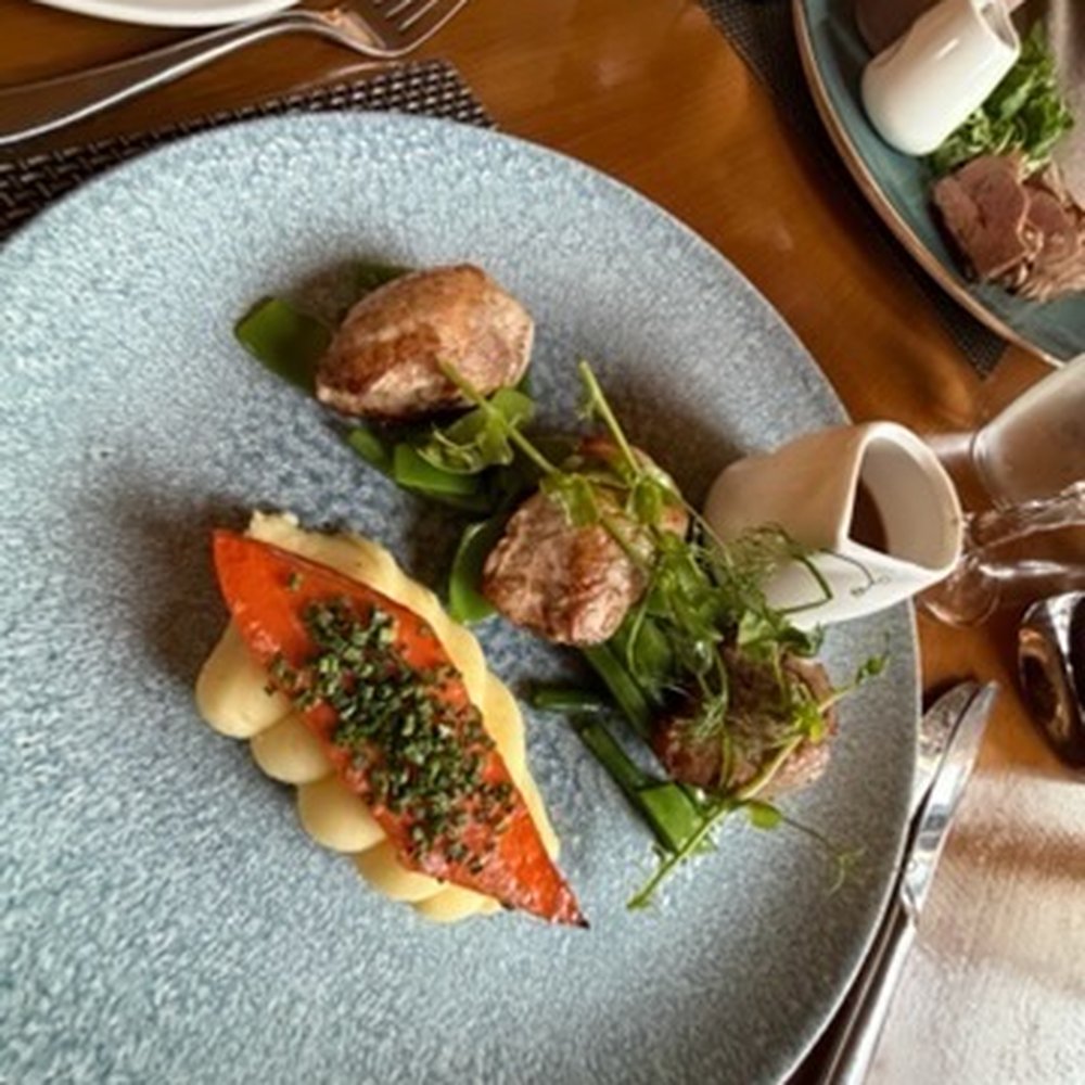 Clachan Grill - Pork Medallions and Mashed potatoes - Bars Near Me - Ballater, ABD