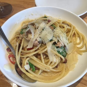 GIA MIA - Wheaton - BUCATINI | GARLIC CREAM Imported large spaghetti | chicken thigh | onion | bacon | spinach | tomato | roasted garlic cream - Italian Near Me - Wheaton, Illinois