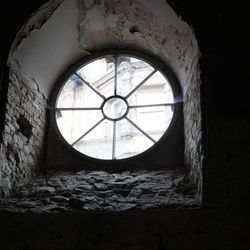 Tron Kirk - Circular window