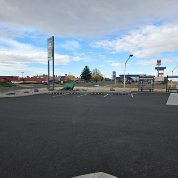 Sinclair - Picnic tables at the edge of the parking area - Gas Stations Near Me - Pendleton, Oregon Sinclair - Picnic tables at the edge of the parking area - Gas Stations Near Me - Pendleton, Oregon