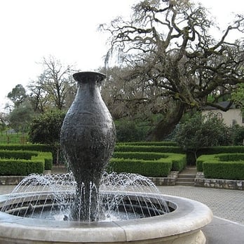 Beringer Vineyards - Beringer fountain - Wineries Near Me - St. Helena, California Beringer Vineyards - Beringer fountain - Wineries Near Me - St. Helena, California