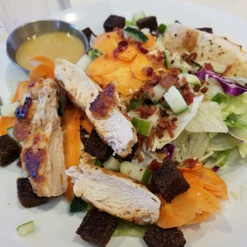 Ruby Tuesday - My tasteless grill chicken garden salad with liquidy oversweet honey mustard dressing - Burgers Near Me - Winder, Georgia Ruby Tuesday - My tasteless grill chicken garden salad with liquidy oversweet honey mustard dressing - Burgers Near Me - Winder, Georgia
