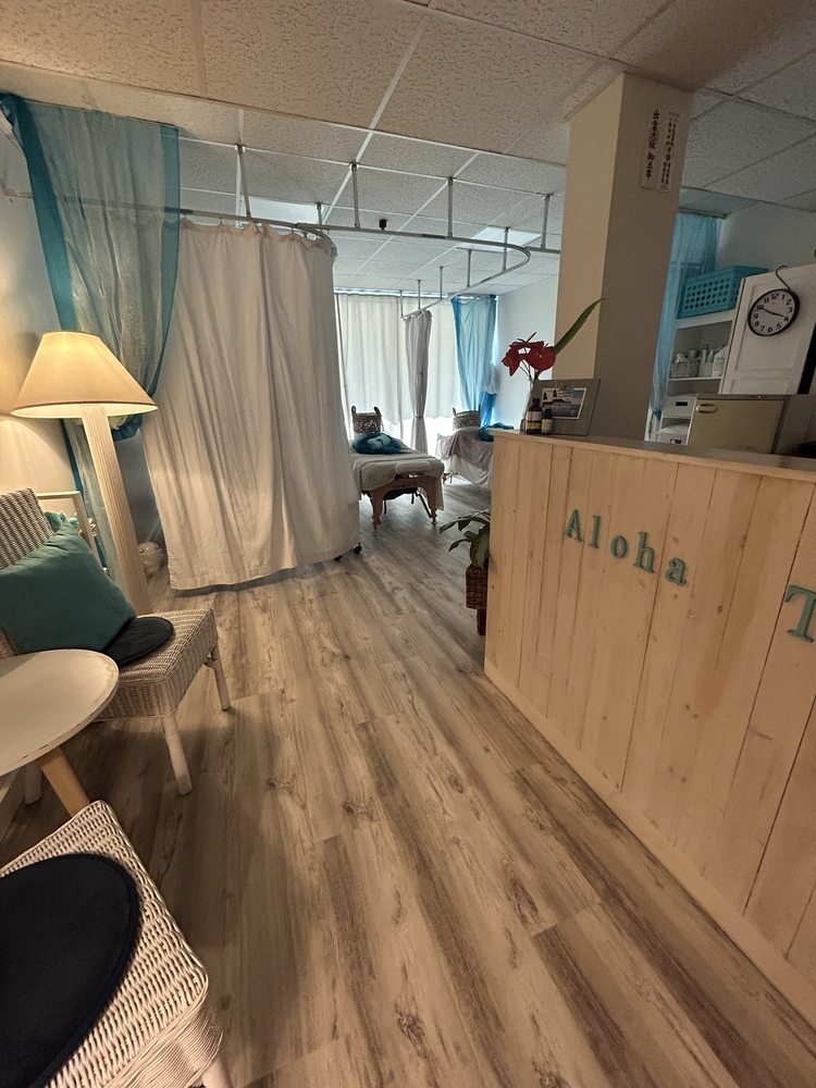 AlohaTherapy @ WaikikiBeachWalk Logo