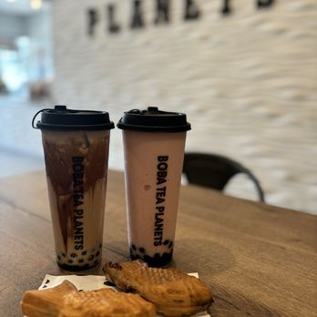Boba Tea Planets - Brown Sugar Milk Tea and Strawberry Meets Coconut Smoothie with a red bean and chocolate Taiyaki! - Waffles Near Me - Santa Ana, California Boba Tea Planets - Brown Sugar Milk Tea and Strawberry Meets Coconut Smoothie with a red bean and chocolate Taiyaki! - Waffles Near Me - Santa Ana, California