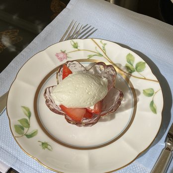 The Living Room - Fresh strawberries and cream to start. - Tea Rooms Near Me - Beverly Hills, California The Living Room - Fresh strawberries and cream to start. - Tea Rooms Near Me - Beverly Hills, California
