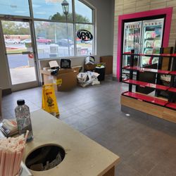 Baskin-Robbins - Piles of boxes/trash by the door
