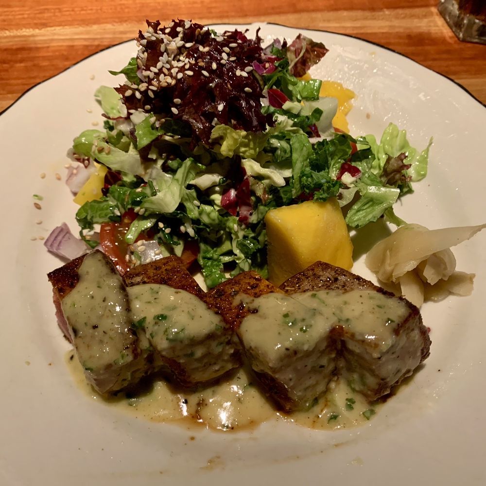 Houston's Restaurant - Sashimi Tuna Salad - New American Near Me - North Miami Beach, Florida