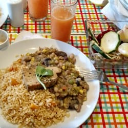 Vegan Bunker - Ensalada, plato y jugo natural componen el menú almuerzo. Este es un ejemplo.
