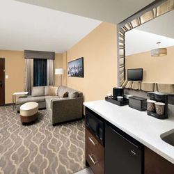 Embassy Suites by Hilton Atlanta Airport - Guest room amenity