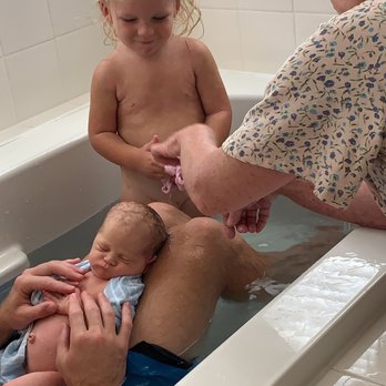 Full Circle Midwifery - First bath with baby sister :) Kathe made it a wonderful experience for everyone! - Midwives Near Me - Honolulu, Hawaii