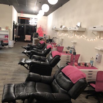 Flutter Eyelash Salon - Plenty of room for a girls day, bachelorette day, or Bday spa day! - Eyelash Service Near Me - Broken Arrow, Oklahoma