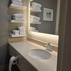 La Quinta by Wyndham Dublin - Pleasanton - Clean bathroom liked the lighted mirror.