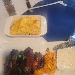 Wings with slaw, baked mac