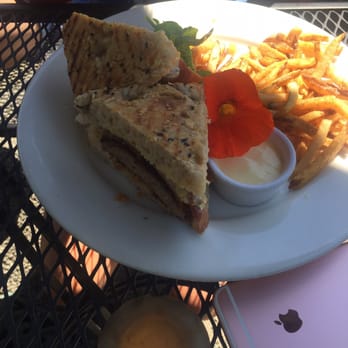 Alder Wood Bistro - The popular burger and bacon - New American Near Me - Sequim, Washington