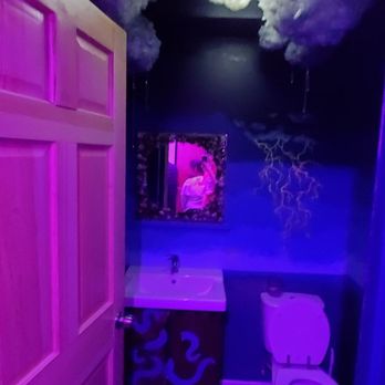Daydream Adventures - Stormy toilet, complete with sound - Escape Games Near Me - Toronto, Ontario