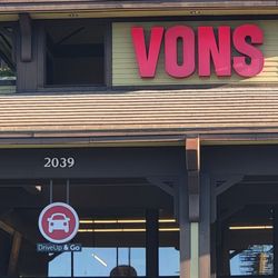 Vons - Great place to come and grab lunch they offer plenty of hot and cold foods.
