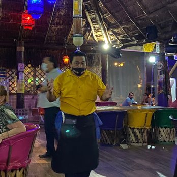 La Parrilla - Dancing waiter with drinks served on his head, very talented - Mexican Near Me - Cancún, ROO