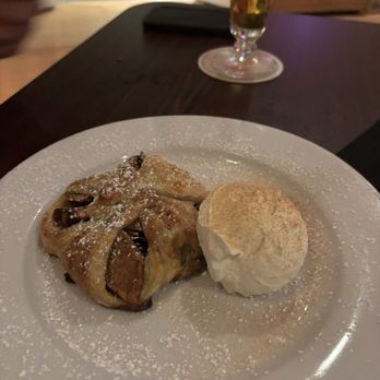 Highland Dell - Apple strudel - Hotels Near Me - Monte Rio, California