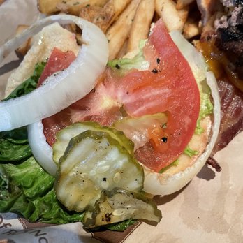 Cheddar's Scratch Kitchen - Dried up onions and tan toes and pickles - American Near Me - Fort Wayne, Indiana