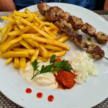 Comedia - Ražnjići („Spieße mit Schweinefilet, Pommes, Ajvar & Kajmak, Zwiebel“) - German Near Me - Pforzheim, BW Comedia - Ražnjići („Spieße mit Schweinefilet, Pommes, Ajvar & Kajmak, Zwiebel“) - German Near Me - Pforzheim, BW