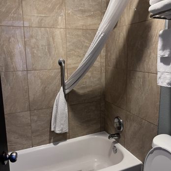 Super 8 by Wyndham Albany - Bathroom - Hotels Near Me - Albany, Oregon Super 8 by Wyndham Albany - Bathroom - Hotels Near Me - Albany, Oregon