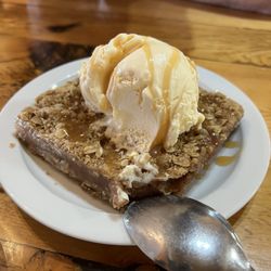 Long Rifle Lodge - Apple crisp with ice cream