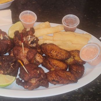 Manna Restaurant - Chicharron de Pollo con yuca frita y maduros - Dominican Near Me - Hyattsville, Maryland Manna Restaurant - Chicharron de Pollo con yuca frita y maduros - Dominican Near Me - Hyattsville, Maryland