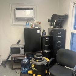 Hertz Rent A Car - Trash and food containers everywhere