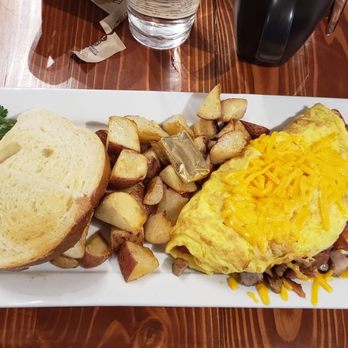 Hidden Cuisine - Garden Omelet with bacon and sausage! - Breakfast & Brunch Near Me - Moab, Utah Hidden Cuisine - Garden Omelet with bacon and sausage! - Breakfast & Brunch Near Me - Moab, Utah