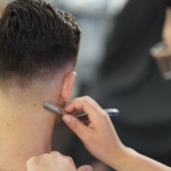 Fading Time Barbershop - Neck shave before hot towel