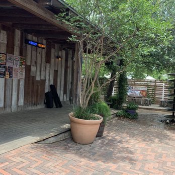 Zelicks - Fun outdoor patio space - Bars Near Me - San Marcos, Texas