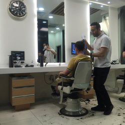 Mim Kuafor - Suat doing his work