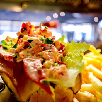 Smitty's Grill - Maine Lobster Roll - Lemon Aioli, Brioche, French Fried Potatoes - American Near Me - Pasadena, California