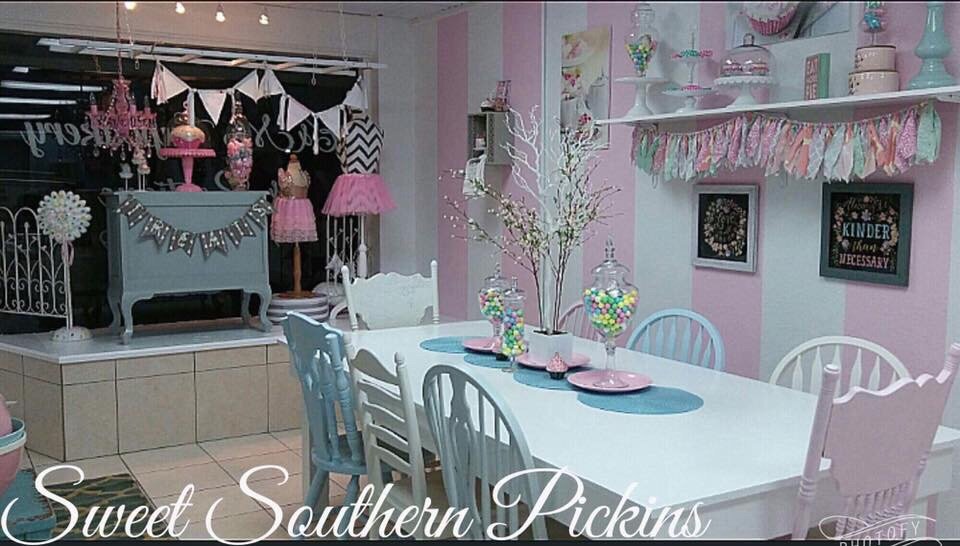 E&M's Cupcakery & Creamery Logo