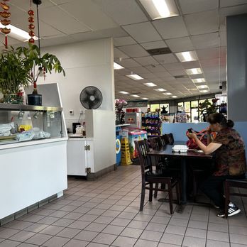 Four Seasons Gourmet Chinese Restaurant - Inside where it merges with the gas station mart - Chinese Near Me - Davis, California Four Seasons Gourmet Chinese Restaurant - Inside where it merges with the gas station mart - Chinese Near Me - Davis, California