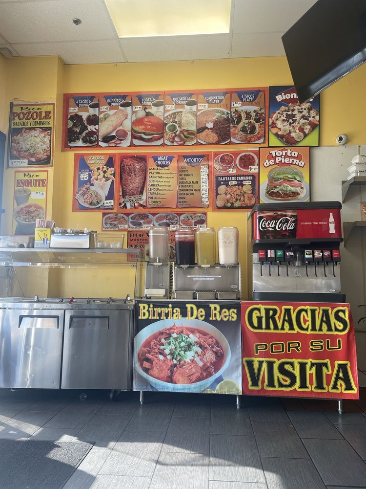 Tacos y Bionicos Navarro