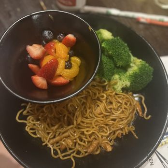 P.F. Chang's - Kids Lo Mein with broccoli and fruit! - Chinese Near Me - Knoxville, Tennessee P.F. Chang's - Kids Lo Mein with broccoli and fruit! - Chinese Near Me - Knoxville, Tennessee