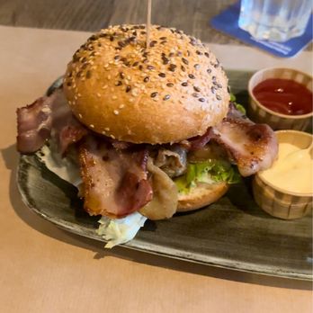Brown Cow - Hamburger w/bacon - Pubs Near Me - Zermatt, VS