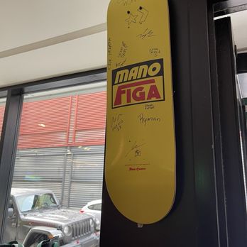 Mano Figa - Decor - Cafes Near Me - Montreal, Quebec