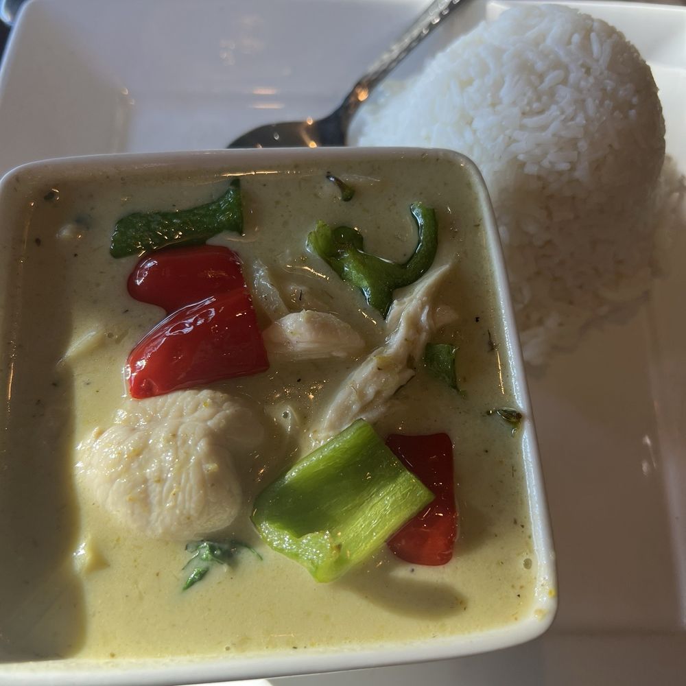 Chicken green curry lunch portion Chicken green curry lunch portion