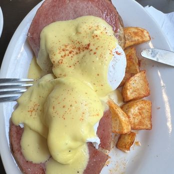 Hapgoods - Eggs Benedict - American Near Me - Mountain Lakes, New Jersey
