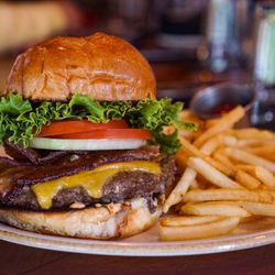 Jak's Grill - Jak's Cheeseburger (Happy Hour) - IG: @nelson_eats