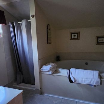 Whispering Pines Lodge - Very large bathroom double sinks - Hotels Near Me - Kernville, California