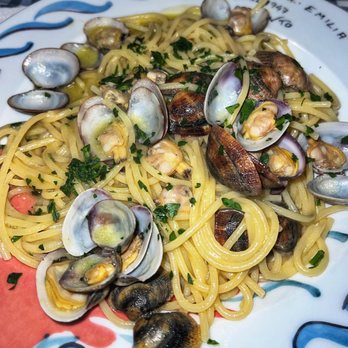 Da Emilia - Linguine with Clams - Seafood Near Me - Sorrento, NA Da Emilia - Linguine with Clams - Seafood Near Me - Sorrento, NA