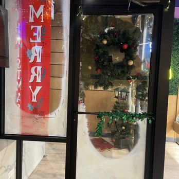 Matcha En - Christmas decor - Desserts Near Me - Chicago, Illinois Matcha En - Christmas decor - Desserts Near Me - Chicago, Illinois
