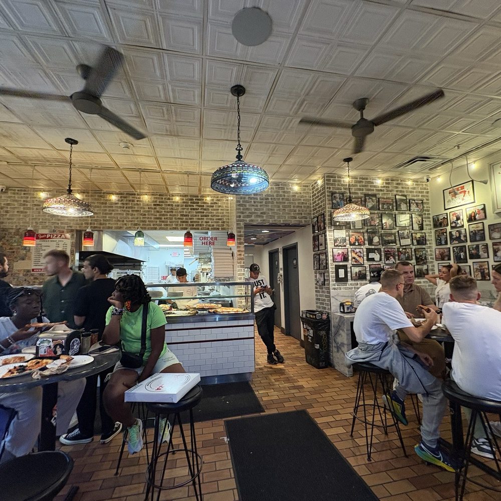 Joe's Pizza - Ample seating - Pizza Near Me - Miami, Florida